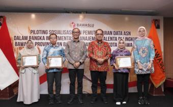 Sekretaris Jenderal Bawaslu Ferdinand Eskol Tiar Sirait saat menyerahkan plakat manajemen talenta di Surabaya, Sabtu (17/10/2026)