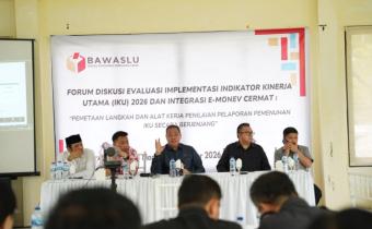Anggota Bawaslu Herwyn J.H Malonda saat membuka Forum Diskusi Evaluasi Implementasi IKU 2026 dan Integrasi e-Monev Cermat yang berlangsung secara hybrid di Minahasa Utara, Senin (19/10/2026).