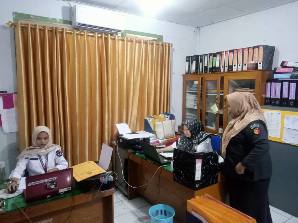 Bengkulu Utara - Badan Pengawas Pemilu (Bawaslu) Kabupaten Bengkulu Utara kembali menunjukkan komitmennya dalam menjaga integritas proses pemilihan umum dengan melakukan pengawasan intensif pada perpanjangan pendaftaran calon Bupati dan Wakil Bupati. Kegiatan pengawasan yang dilakukan pada 2 September 2024 ini bertujuan untuk memastikan bahwa seluruh proses berjalan sesuai dengan aturan yang berlaku, tanpa adanya pelanggaran.Ketua Bawaslu Kabupaten Bengkulu Utara menyampaikan bahwa pengawasan ini adalah bag