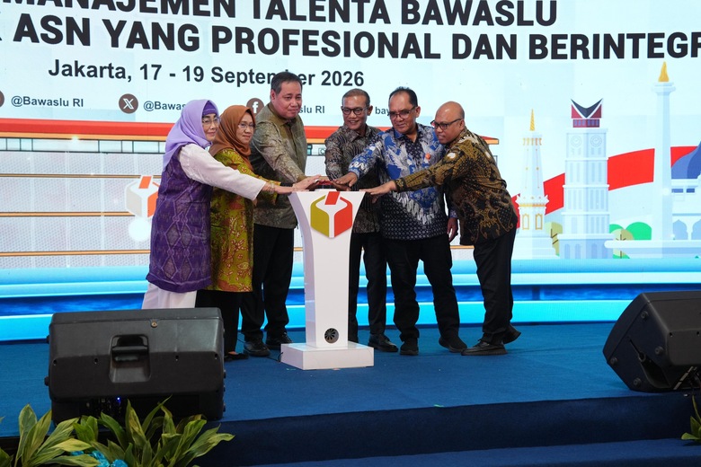 Anggota Bawaslu Herwyn JH Malonda saat memberikan arahan pada kegiatan Kick-off Manajemen Talenta Bawaslu, Jumat (18/9/2026).