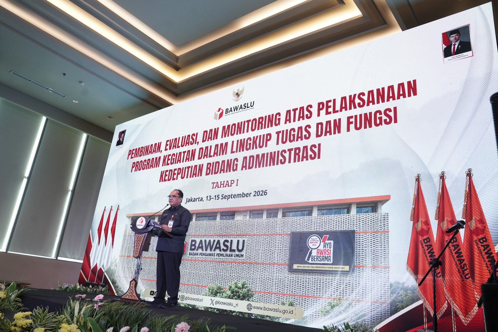 Deputi Bidang Administrasi, La Bayoni saat membuka kegiatan Rapat Pembinaan, Evaluasi, dan Monitoring atas Pelaksanaan Program Kegiatan dalam Lingkup Tugas dan Fungsi Kedeputian Bidang Administrasi, pada Senin (14/9/2026).