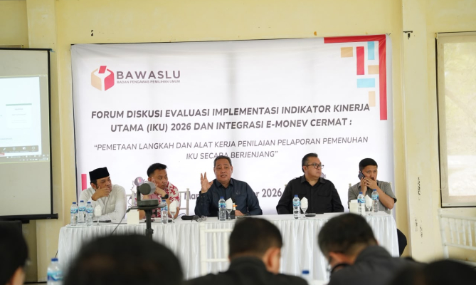 Anggota Bawaslu Herwyn J.H Malonda saat membuka Forum Diskusi Evaluasi Implementasi IKU 2026 dan Integrasi e-Monev Cermat yang berlangsung secara hybrid di Minahasa Utara, Senin (19/10/2026).
