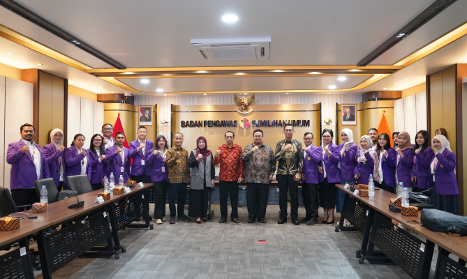 Ketua Bawaslu Rahmat Bagja dalam audiensi akademik dari mahasiswa Program Studi Ilmu Hukum Pascasarjana Universitas Pakuan (Unpak) Bogor di Kantor Bawaslu, Jakarta, Selasa, (6/10/2026).
