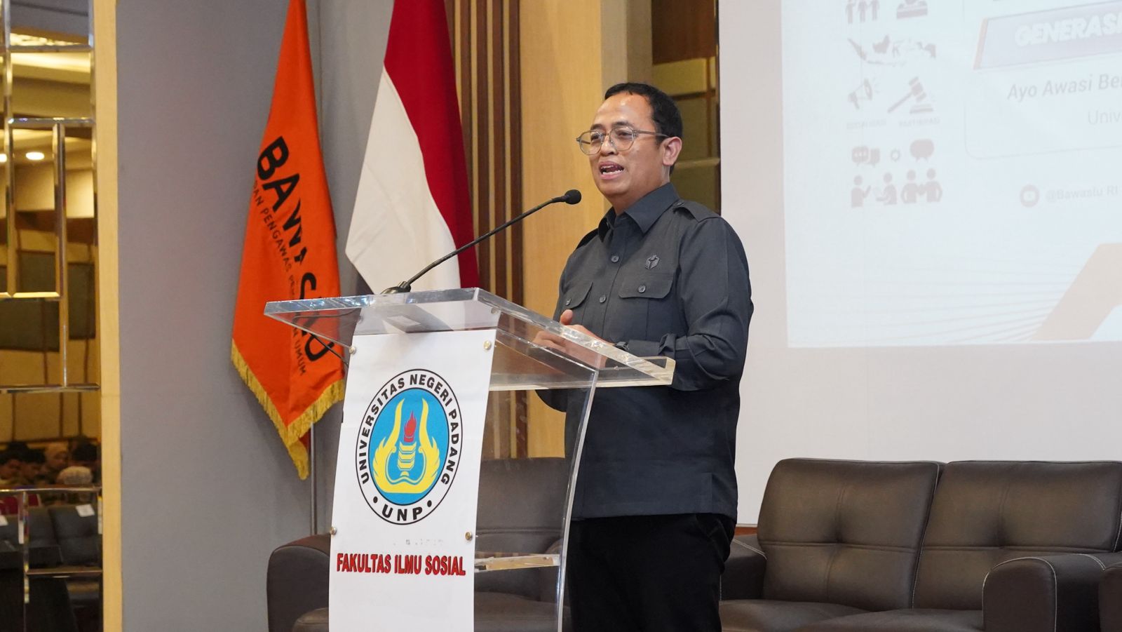 Anggota Bawaslu Puadi saat membuka kegiatan Bawaslu Campus Connect di Universitas Negeri Padang (UNP), Padang, Sumatera Barat, Selasa (13/10).
