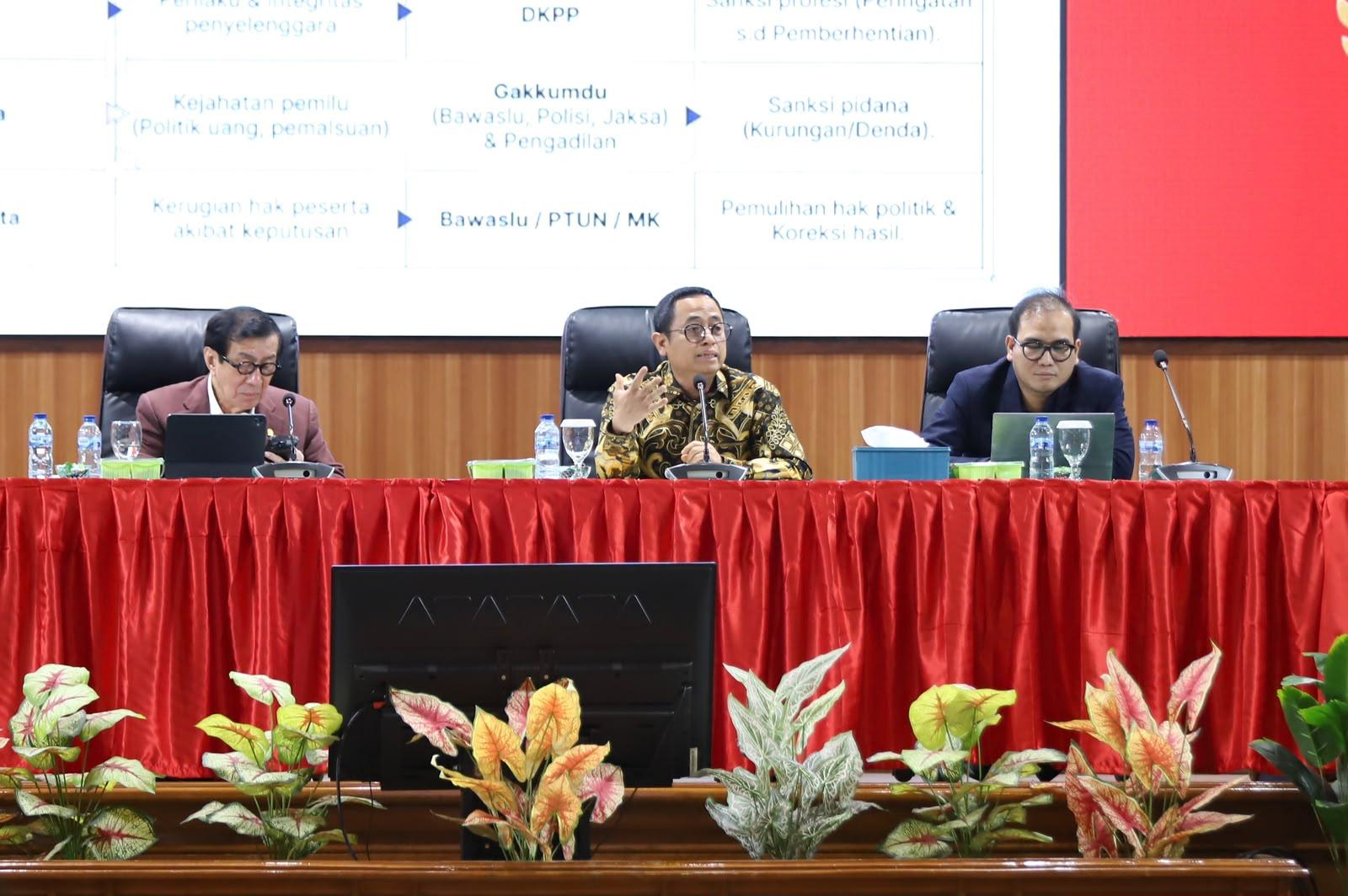Anggota Bawaslu Puadi saat menjadi narasumber dalam kegiatan Aspirasi Masyarakat bertema Penguatan Demokrasi Konstitusional dan Partisipasi Masyarakat dalam Kehidupan Berbangsa dan Bernegara di Universitas Borobudur, Senin (19/10/2026).