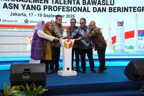 Anggota Bawaslu Herwyn JH Malonda saat memberikan arahan pada kegiatan Kick-off Manajemen Talenta Bawaslu, Jumat (18/9/2026).