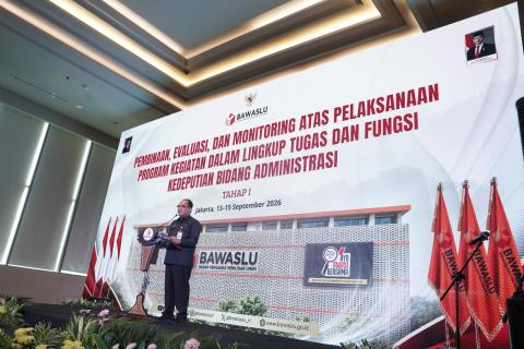Deputi Bidang Administrasi, La Bayoni saat membuka kegiatan Rapat Pembinaan, Evaluasi, dan Monitoring atas Pelaksanaan Program Kegiatan dalam Lingkup Tugas dan Fungsi Kedeputian Bidang Administrasi, pada Senin (14/9/2026).