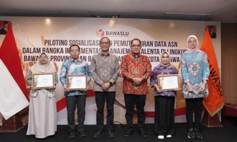 Sekretaris Jenderal Bawaslu Ferdinand Eskol Tiar Sirait saat menyerahkan plakat manajemen talenta di Surabaya, Sabtu (17/10/2026)