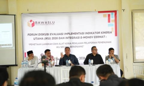 Anggota Bawaslu Herwyn J.H Malonda saat membuka Forum Diskusi Evaluasi Implementasi IKU 2026 dan Integrasi e-Monev Cermat yang berlangsung secara hybrid di Minahasa Utara, Senin (19/10/2026).