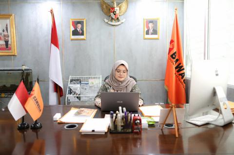 Anggota Bawaslu Lolly Suhenty saat membuka acara daring Cangkrukan Demokrasi bertajuk Reorientasi Kehumasan: Dari Publikasi Kelembagaan Menuju Komunikasi Berdampak, Kamis (8/10/2026).