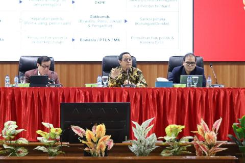 Anggota Bawaslu Puadi saat menjadi narasumber dalam kegiatan Aspirasi Masyarakat bertema Penguatan Demokrasi Konstitusional dan Partisipasi Masyarakat dalam Kehidupan Berbangsa dan Bernegara di Universitas Borobudur, Senin (19/10/2026).