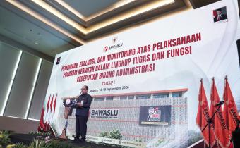 Deputi Bidang Administrasi, La Bayoni saat membuka kegiatan Rapat Pembinaan, Evaluasi, dan Monitoring atas Pelaksanaan Program Kegiatan dalam Lingkup Tugas dan Fungsi Kedeputian Bidang Administrasi, pada Senin (14/9/2026).