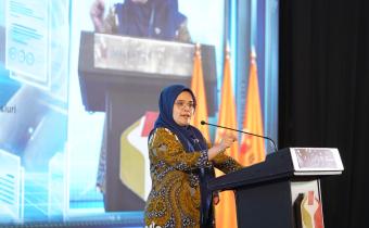 Anggota Bawaslu Lolly Suhenty saat membuka kegiatan Penyusunan Pemetaan Kerawanan Isu Strategis Pemutakhiran Data Pemilih Berkelanjutan (PDPB) di Jakarta, Selasa (13/10/2026)