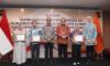 Sekretaris Jenderal Bawaslu Ferdinand Eskol Tiar Sirait saat menyerahkan plakat manajemen talenta di Surabaya, Sabtu (17/10/2026)